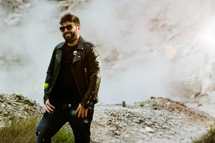 Mężczyzna w kurtce pilotce