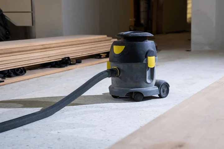 Jaki odkurzacz warsztatowy wybrać do domu, aby poradził sobie z remontem i codziennym sprzątaniem?