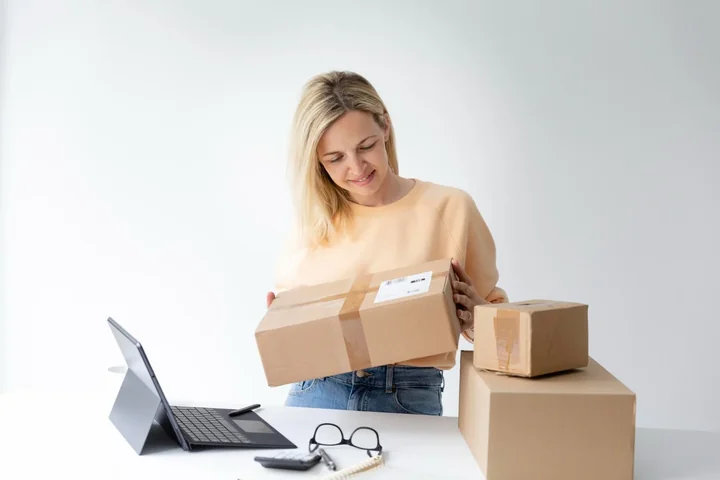 Tania paczka do Anglii – sprawdź, jak wysłać przesyłkę szybko i bez przepłacania!