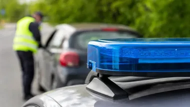 Mężczyzna na torowisku w Bielsku-Białej. Policjant ruszył z pomocą