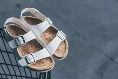 Dlaczego Arizona od Birkenstock to najczęściej wybierany model na letnie festiwale i wakacyjne podróże?