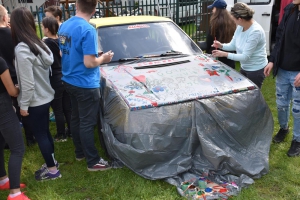 Malowanie samochodu przez wychowanków placówki