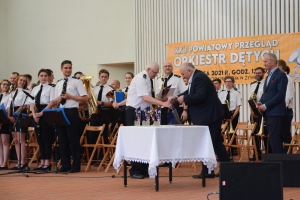 Młodzieżowa Orkiestra Dęta OSP w Milówce odbiera nagrodę