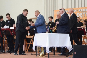 Miejska Orkiestra Dęta Miasta Żywca odbiera gratulacje od Burmistrza Miasta Żywca