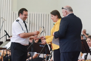 Kierownik Orkiestry Dętej OSP Czernichów odbiera nagrodę