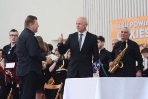 Miejska Orkiestra Dęta Miasta Żywca odbiera gratulacje od Dyrektora Wydziału Kultury