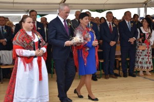 Moment składania darów przez Radnych Sejmiku Śląskiego
