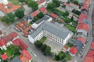 Widok budynku ZSEG na tle miasta Żywca