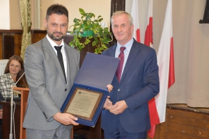Moment wręczenia listu gratulacyjnego Marszałka Województwa Śląskiego na ręce dyrektora szkoły
