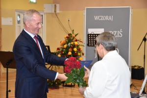 Moment składania życzeń jubileuszowych przez Radnego Sejmiku Stanisława Baczyńskiego