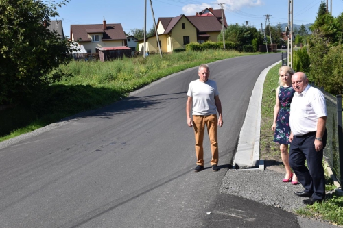 ZAKOŃCZONO REMONT ODCINKA DROGI POWIATOWEJ ŁĄCZĄCEGO MIEJSCOWOŚCI BYSTRA, WIEPRZ I JUSZCZYNA