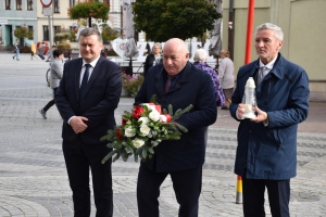 DELEGACJA POWIATU ŻYWIECKIEGO ODWIEDZIŁA LOKALNE MIEJSCA PAMIĘCI - zdjęcie1