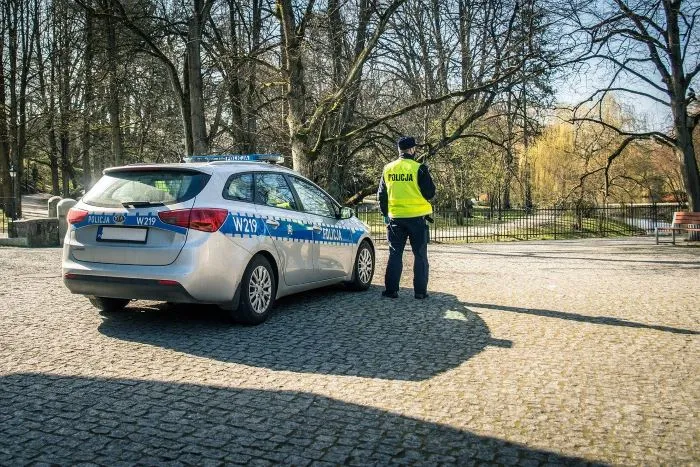 Pierwszoklasiści uczą się, jak być bezpiecznymi na drodze i w codziennym życiu