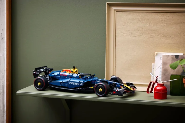 Granatowy bolid formuły1 z kolcków lego