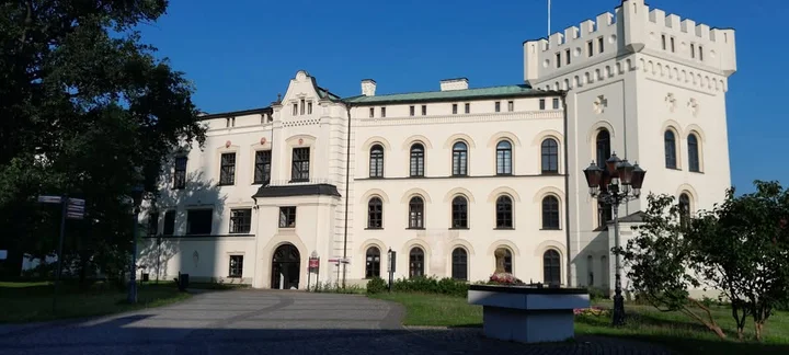 Grafika promocyjna wydarzenia 100. rocznica urodzin Józefa Hulki z Łękawicy — jubileusz w Żywcu