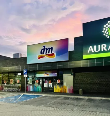 Grafika promocyjna wydarzenia 2. urodziny drogerii dm Żywiec — świętowanie z koncertem, makijażem i niespodziankami