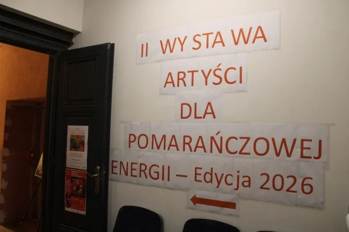 Wystawa w Żywcu dobiegła końca, ale prace nadal wspierają Pomarańczową Energię
