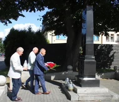 Kwiaty i znicze przy dawnej targowicy. Żywiec pamięta o ofiarach wojny