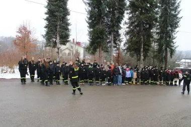 Młodzi strażacy z powiatu żywieckiego przeszli Drogę Krzyżową w Oczkowie