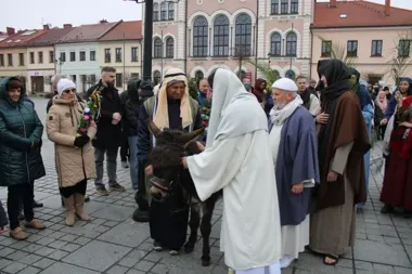 Żywiecki Rynek ożył sceną wjazdu do Jerozolimy i śpiewem „Hosanna”