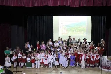 Przedszkolaki w Żywcu rozgrzały scenę góralskim śpiewem i tańcem