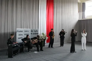 Maturzyści z Żywca pożegnali szkołę. W ZSME wybrzmiały gratulacje i wzruszenie