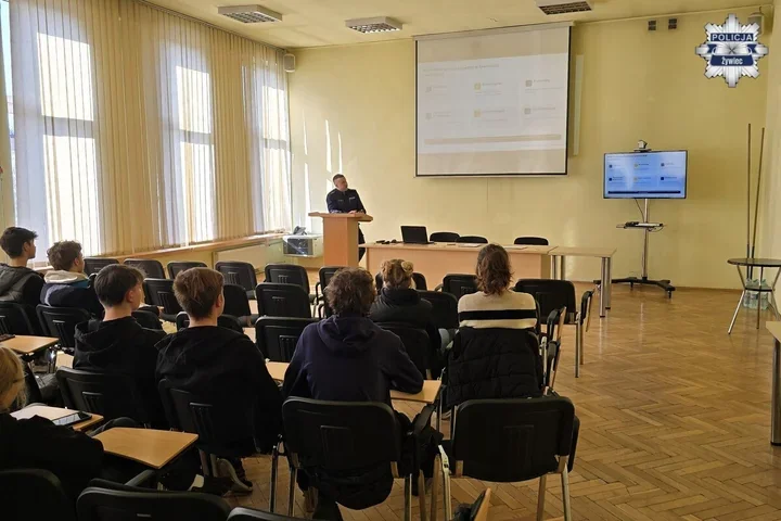 Uczniowie weszli do policyjnych kulis - zobaczyli drogę do munduru