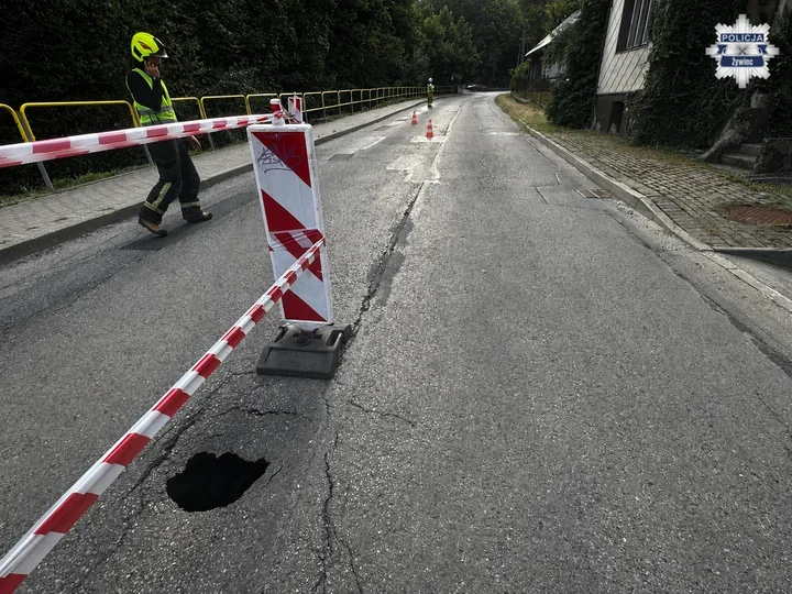 Głęboka wyrwa na ulicy Bielskiej. Ruch wahadłowy w Międzybrodziu Bialskim