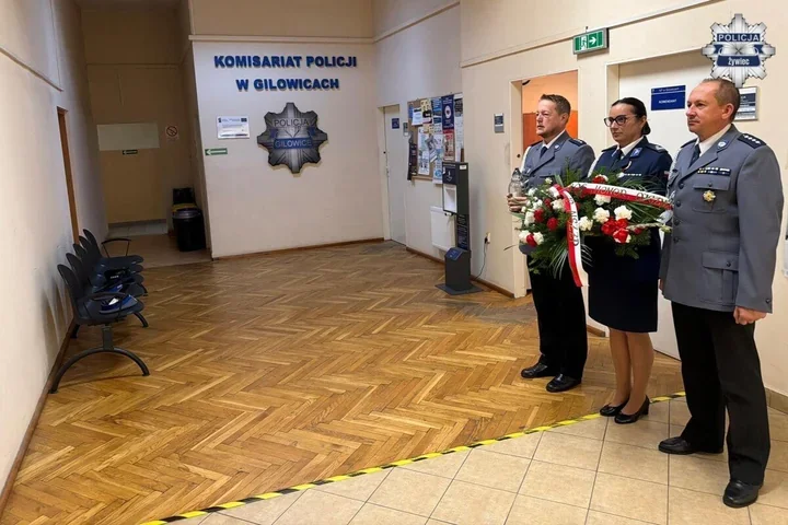 Zginął 1 września 1939 roku. W Żywcu odsłonięto tablicę