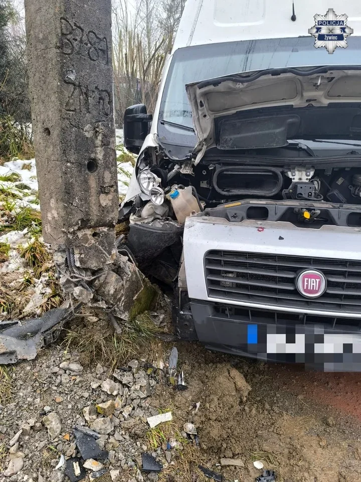 Uderzył w słup w Gilowicach - za kierownicą siedział pijany 40-latek
