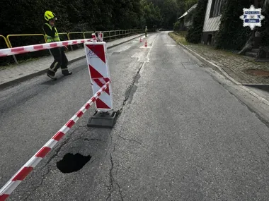Głęboka wyrwa na ulicy Bielskiej. Ruch wahadłowy w Międzybrodziu Bialskim