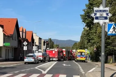 Zderzenie trzech aut i potrącenie pieszych w Żywcu. Pięć osób w szpitalach