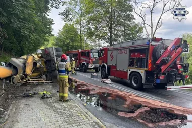 Tragiczny wypadek w Czernichowie - ciężarówka przewróciła się na łuku drogi