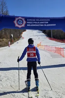 Policyjny slalom na ostrzu nart - 88 zawodników rywalizowało w Zwardoniu