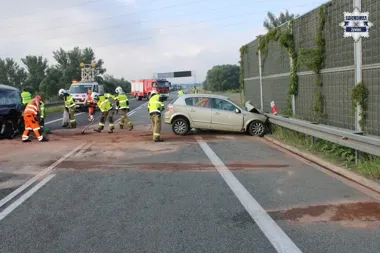 Poranny zjazd Opla na S1 w Żywcu zakończył się zderzeniem trzech pojazdów