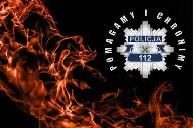 Grafika z płomieniami ognia na czarnym tle oraz policyjnym emblematem z napisem „POMAGAMY I CHRONIMY”, „POLICJA” i numerem alarmowym 112.