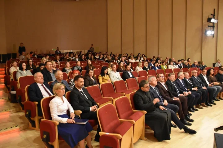 75 nauczycieli nagrodzonych w Żywcu. Były też awanse i pożegnania