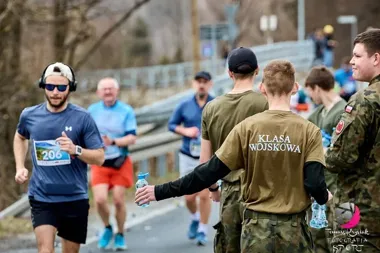 Ponad sto osób pilnowało, by jubileuszowy bieg nad Jeziorem Żywieckim płynął bez zgrzytów